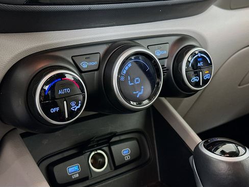 Used 2025 Hyundai Venue SEL image 23