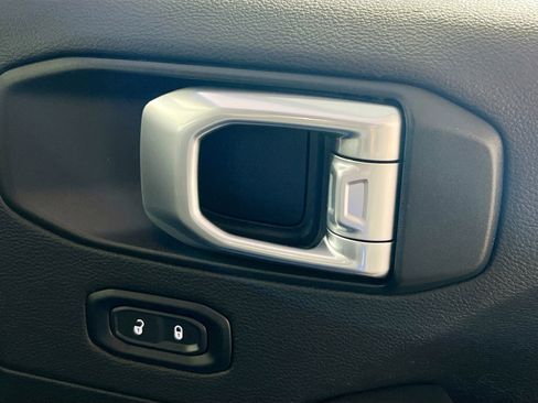 Used 2022 Jeep Wrangler Unlimited Sahara w/ Cold Weather Group AWD/4WD image 32