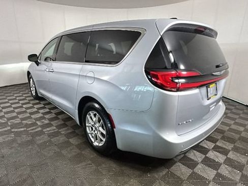 Used 2023 Chrysler Pacifica Touring-L FWD image 4
