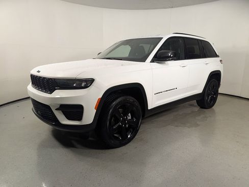 New 2025 Jeep Grand Cherokee Altitude image 3