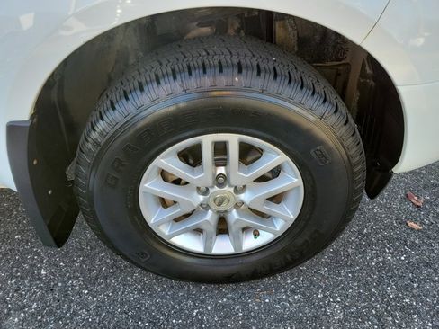 Used 2014 Nissan Frontier SV image 8