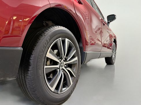 Used 2023 Toyota Venza LE image 8