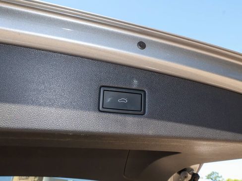 Used 2024 Volkswagen Tiguan SE AWD/4WD image 11