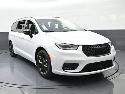 New 2026 Chrysler Pacifica Select image 9