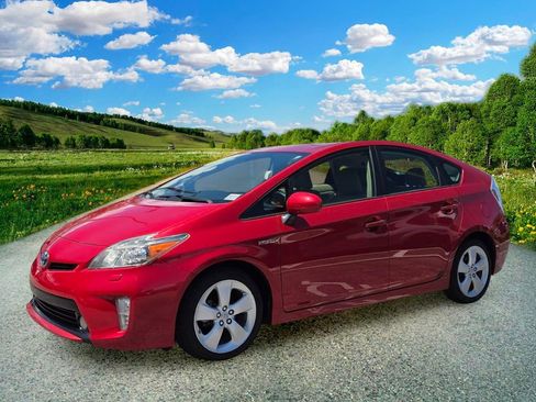 Used 2014 Toyota Prius Five FWD image 2