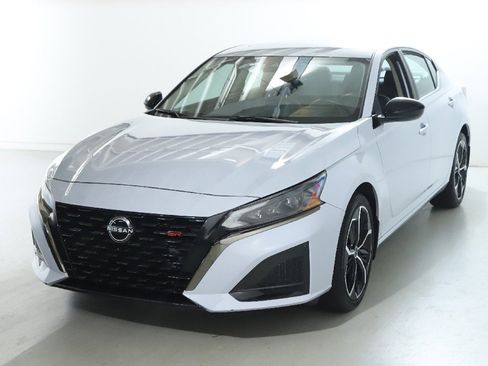 Certified 2024 Nissan Altima 2.5 SR w/ SR Premium Package image 4