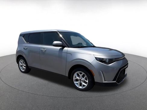 Used 2025 Kia Soul LX w/ LX Technology Package FWD image 2