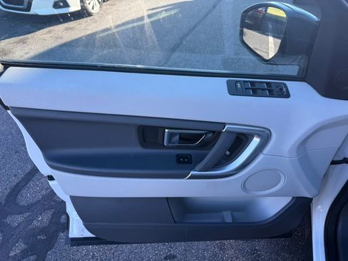 Used 2019 Land Rover Discovery Sport SE image 12