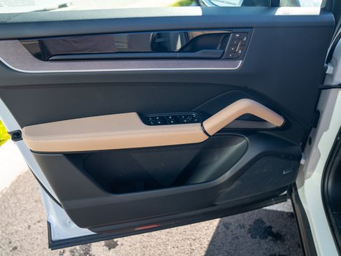 Certified 2026 Porsche Cayenne AWD/4WD image 10