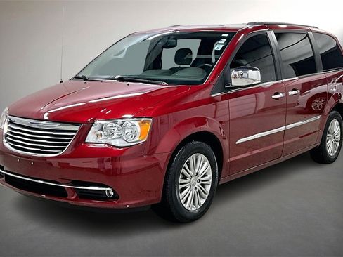 Used 2016 Chrysler Town & Country Touring-L image 3