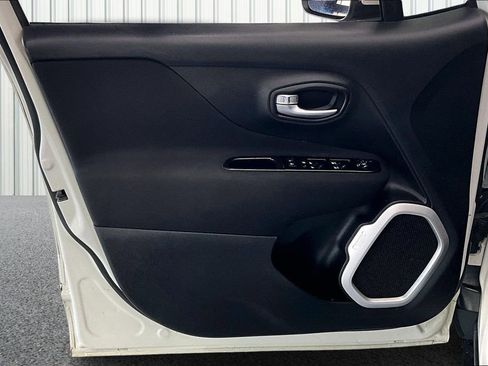 Used 2019 Jeep Renegade Latitude image 19