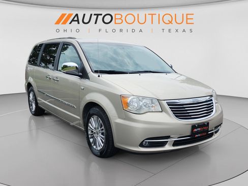 Used 2014 Chrysler Town & Country Touring-L FWD image 7
