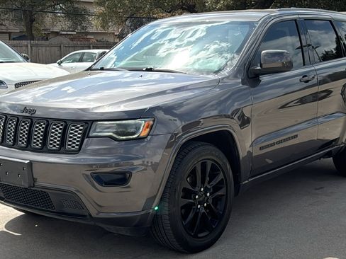 Used 2020 Jeep Grand Cherokee Altitude image 3