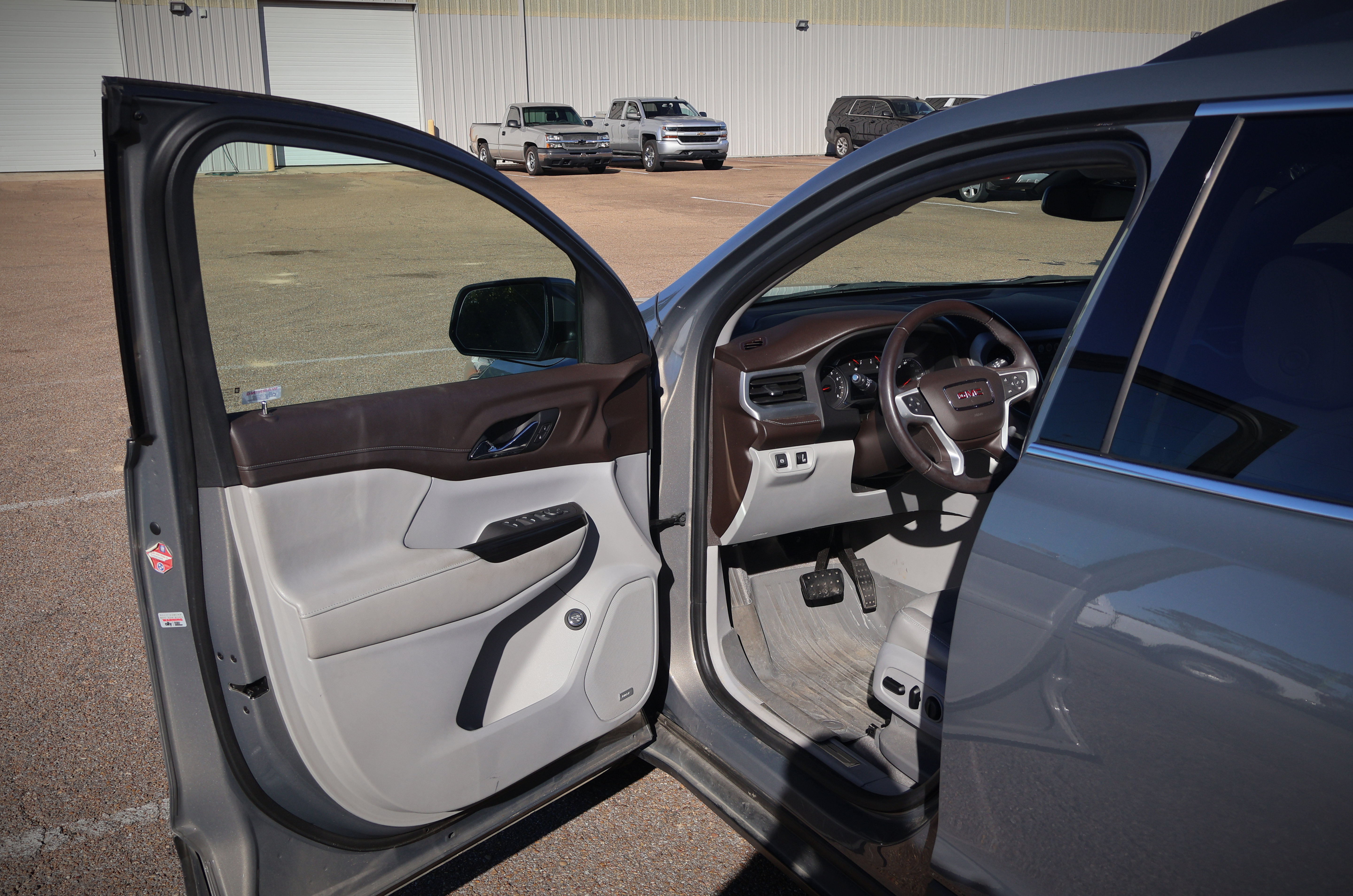 Used 2019 GMC Acadia SLT w/ LPO, Floor Liner Package FWD image 8