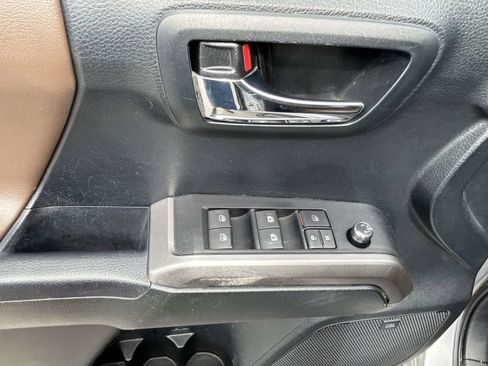 Used 2017 Toyota Tacoma Limited w/ Tow Package AWD/4WD image 18