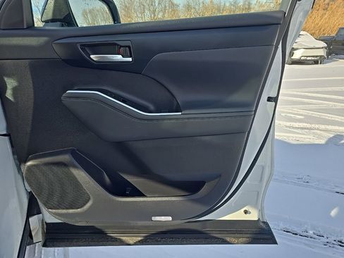 Certified 2025 Toyota Highlander XLE image 31
