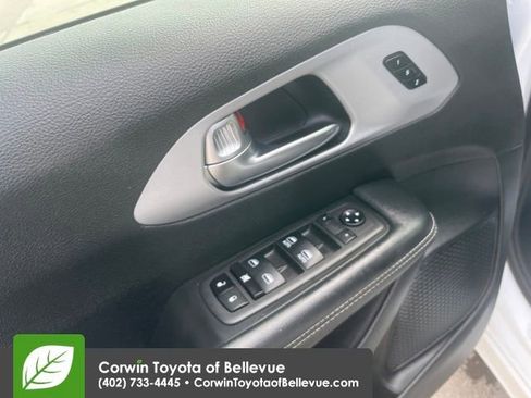 Used 2024 Chrysler Pacifica Select image 16