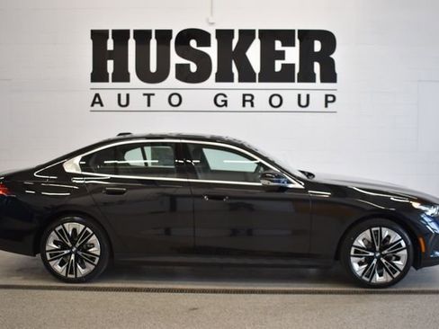 New 2026 BMW 530i xDrive w/ Premium Package image 2