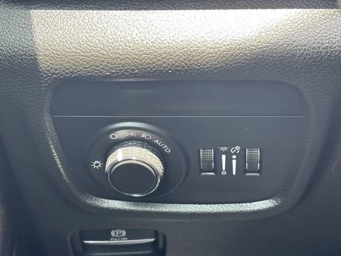 Used 2023 Jeep Grand Cherokee Laredo RWD image 27