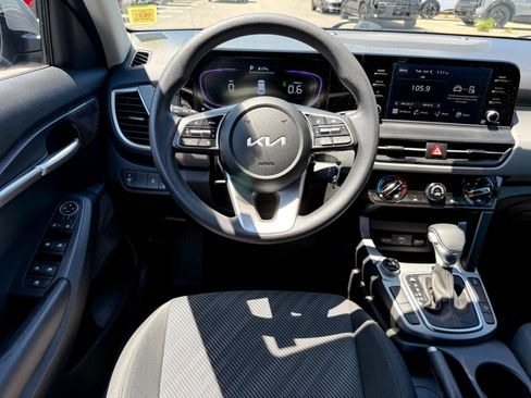 Used 2025 Kia Seltos LX AWD/4WD image 32