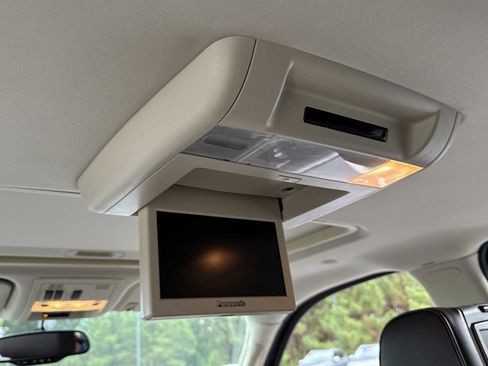 Used 2010 Cadillac Escalade ESV Platinum image 4