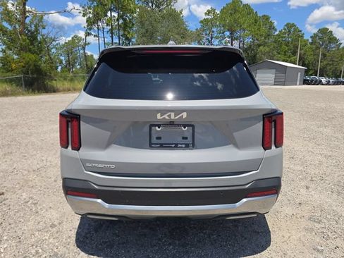 Used 2024 Kia Sorento S FWD image 5