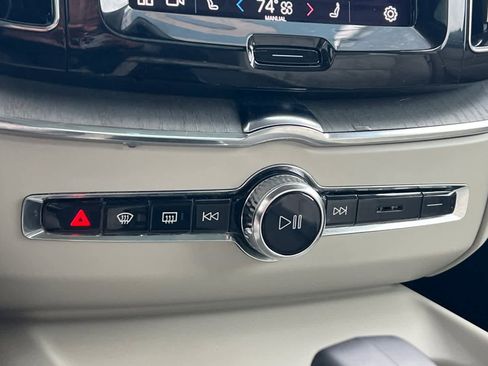 Used 2023 Volvo XC60 B5 Plus image 24