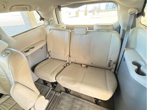 Used 2012 Toyota Sienna XLE w/ Entertainment Pkg image 12