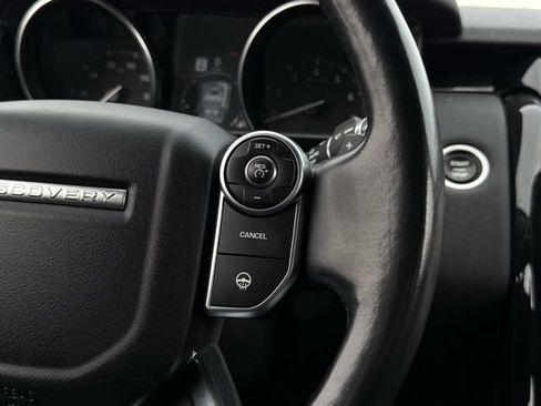 Used 2018 Land Rover Discovery SE image 12