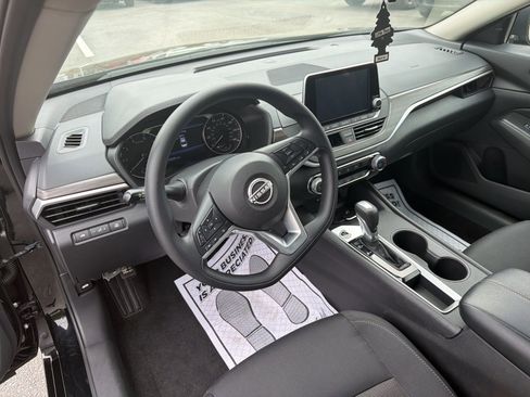 Used 2025 Nissan Altima 2.5 SV FWD image 8
