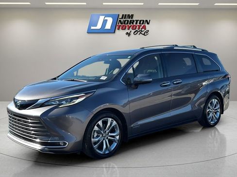 Used 2021 Toyota Sienna Platinum FWD image 1
