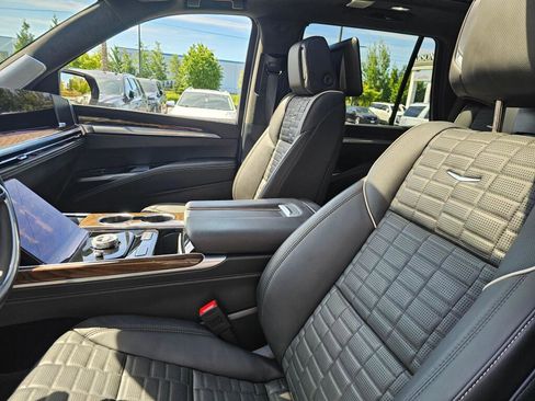 Used 2025 Cadillac Escalade Sport Platinum AWD/4WD image 28