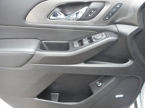 Used 2022 Chevrolet Traverse Premier image 11