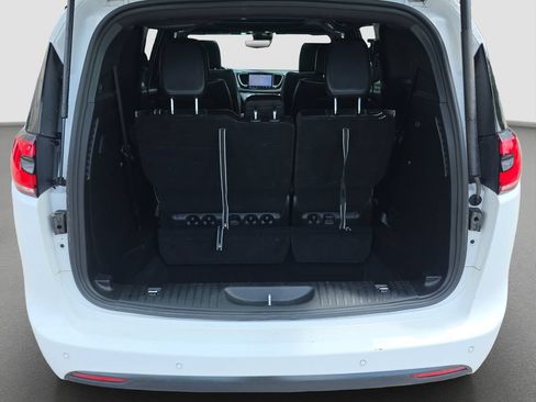Used 2025 Chrysler Pacifica Limited FWD image 17