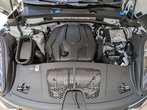 Certified 2025 Porsche Macan image 28