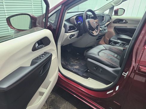 Used 2018 Chrysler Pacifica Touring-L image 19