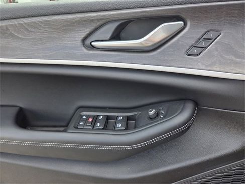 Certified 2025 Jeep Grand Cherokee Limited w/ Black Appearance Package image 22