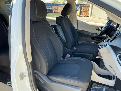 Used 2022 Chrysler Voyager LX image 20