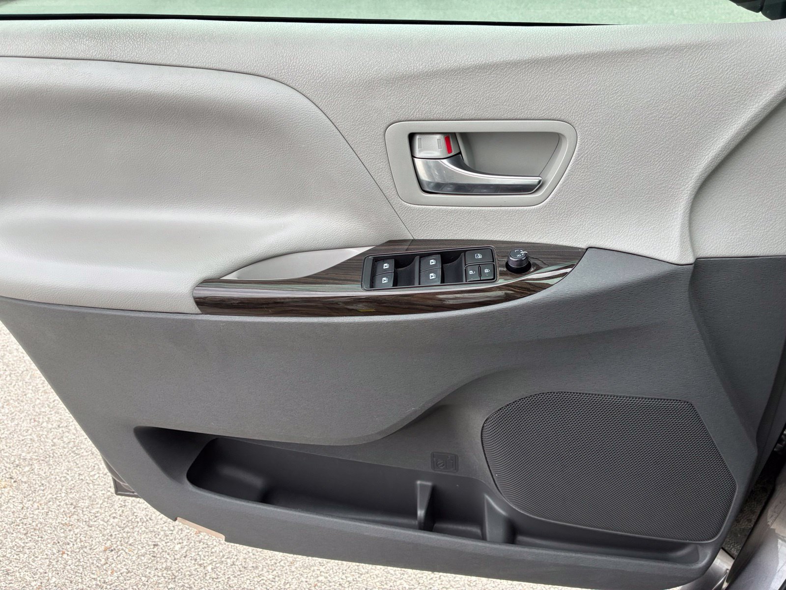 Used 2020 Toyota Sienna XLE Premium FWD image 12