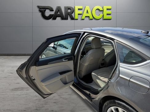 Used 2017 Ford Fusion SE w/ Fusion SE Technology Package FWD image 16