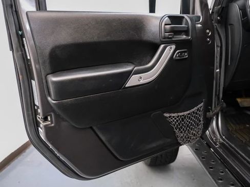 Used 2017 Jeep Wrangler Unlimited Sahara w/ Connectivity Group AWD/4WD image 33