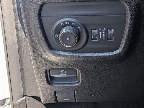 Used 2022 Jeep Grand Cherokee L Limited w/ Black Appearance Package image 28