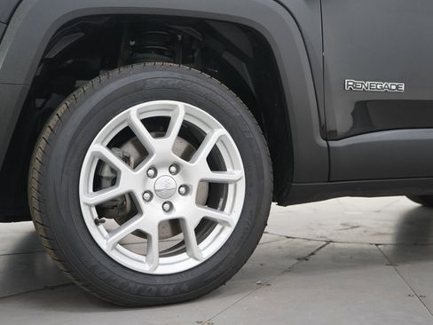 Used 2019 Jeep Renegade Latitude w/ Popular Equipment Group image 28