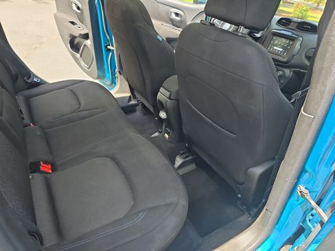 Used 2021 Jeep Renegade Latitude w/ Convenience Group FWD image 11