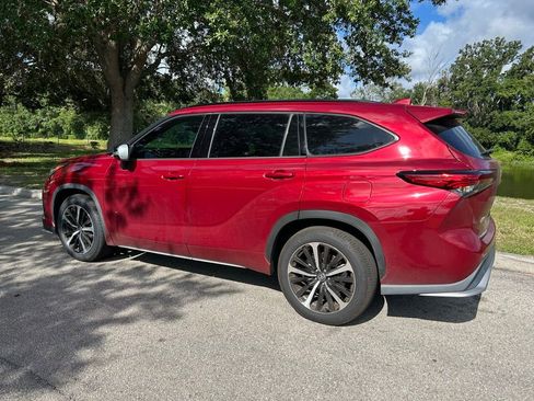 Used 2022 Toyota Highlander XSE FWD image 4