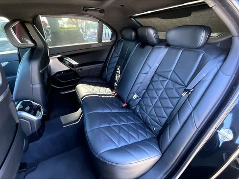 Used 2023 BMW 740i image 21