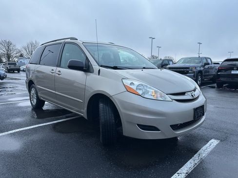 Used 2009 Toyota Sienna LE image 12