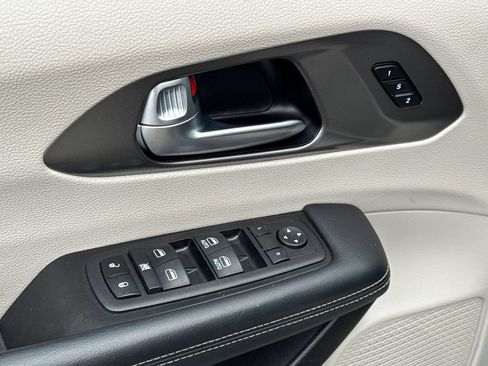 Used 2023 Chrysler Pacifica Touring-L FWD image 29