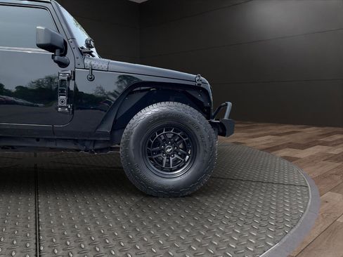 Used 2017 Jeep Wrangler Unlimited Sahara AWD/4WD image 18