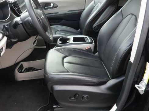 Used 2024 Chrysler Pacifica Touring-L FWD image 8